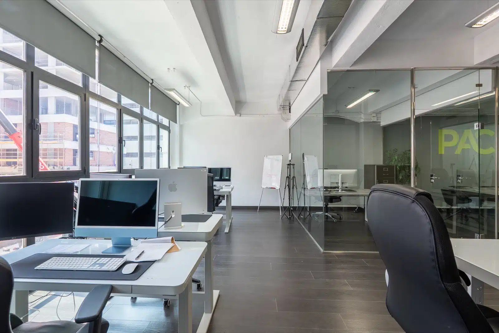 Equipo de creación de contenido para redes sociales en la agencia de Bilbao PAC Publicidad