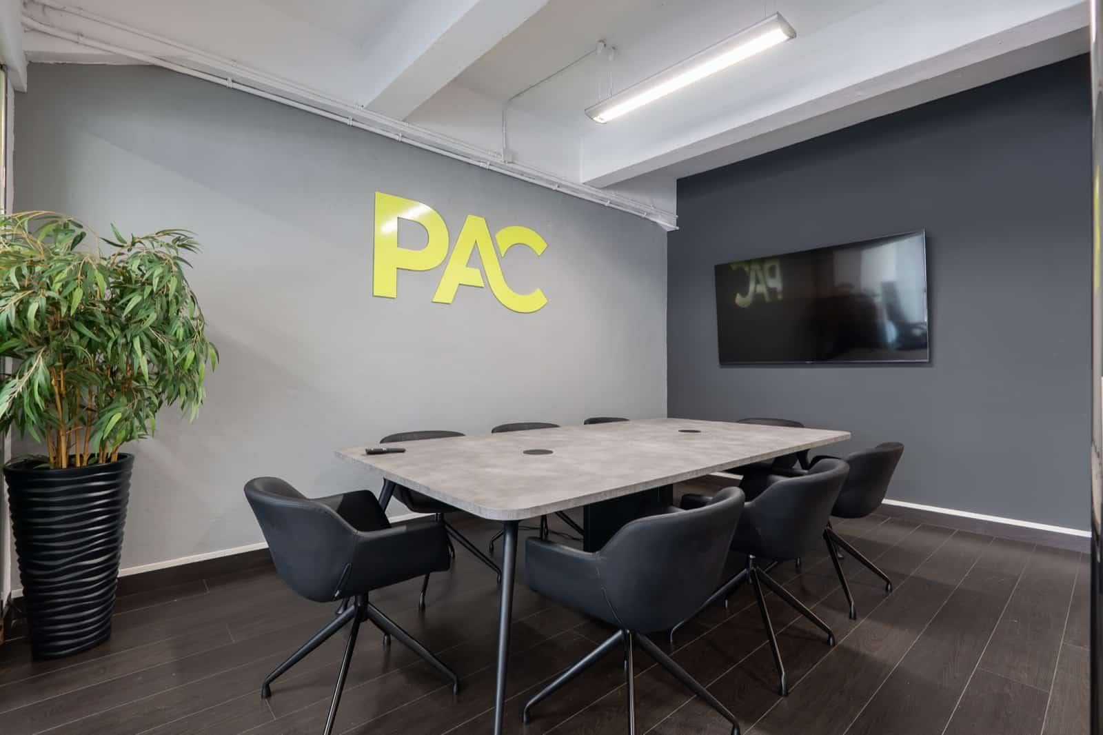 Sala de reuniones donde se define la implementación de inteligencia artificial para empresas en Bilbao